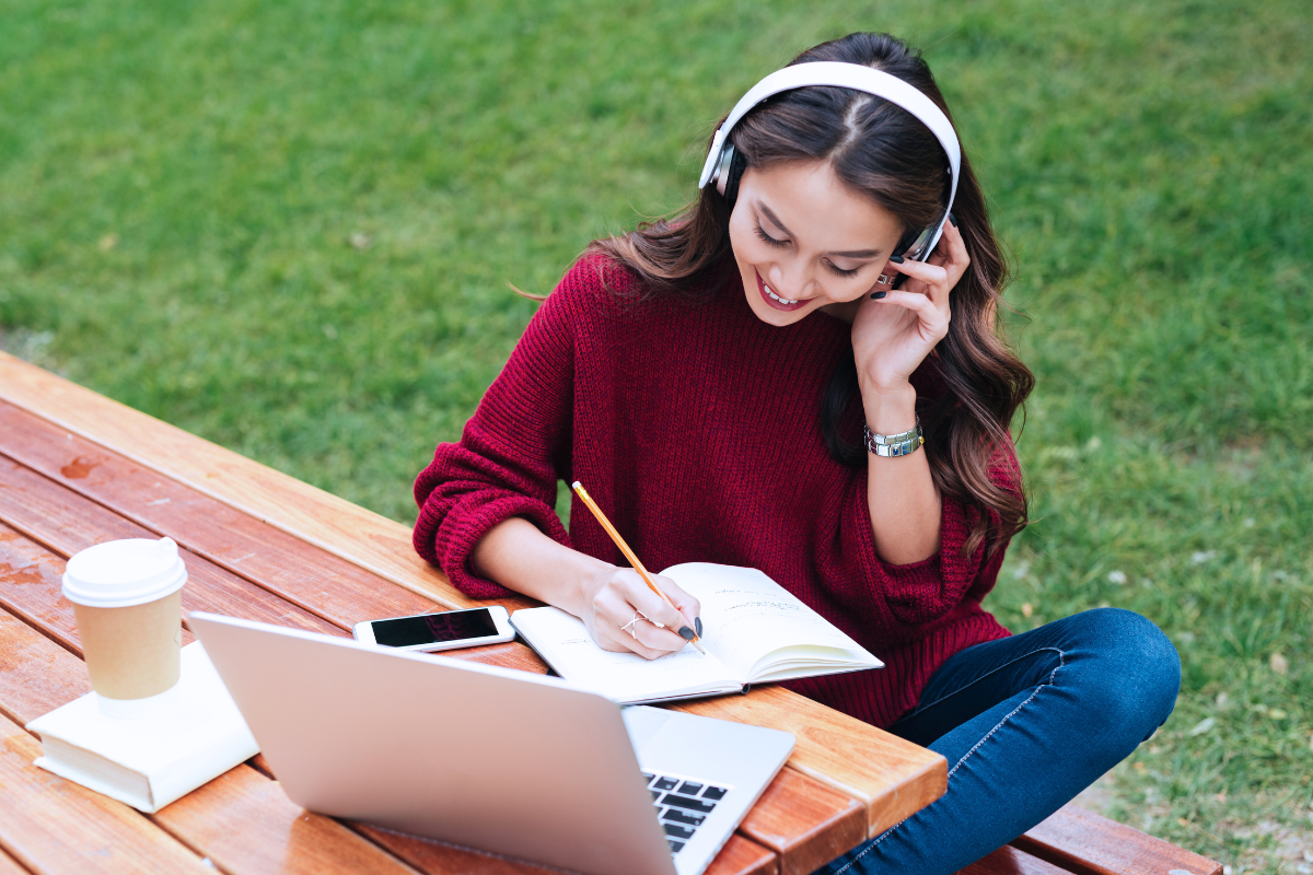gadgets para estudantes com fones de ouvido sem fio